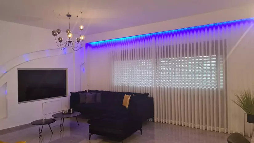 מסתור וילון עם ריצוף ומסגרת לטלויזיה